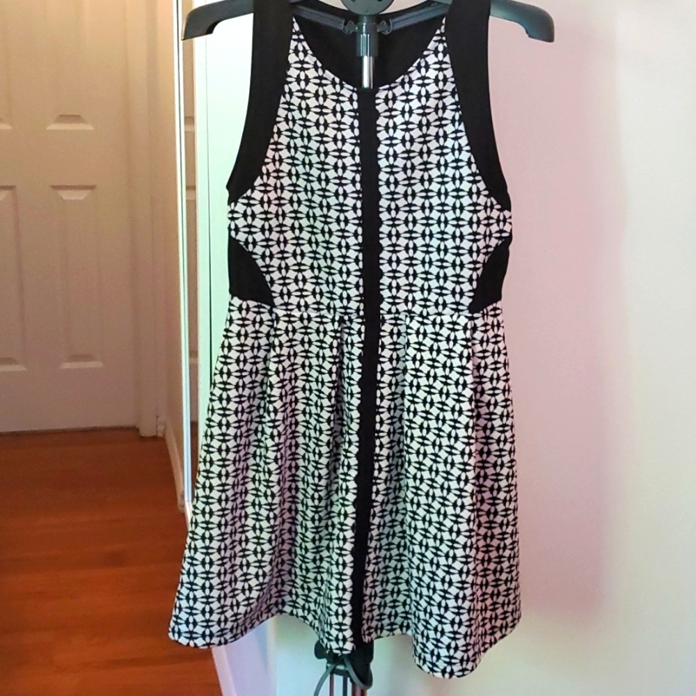 Black and white summer dress Femme de carriere large s3